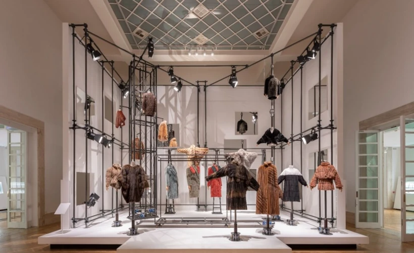 40 Yıllık Miras: Karl Lagerfeld’in 1985 Tarihli Sergisi Roma’da Yeniden Canlanıyor