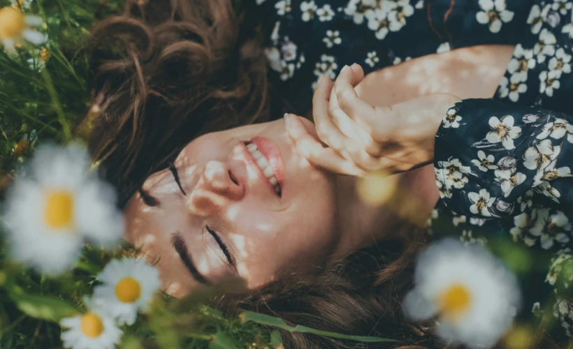 "Wildflowering": Aşkı Akışına Bırakmak mı, Belirsizliği Romantize Etmek mi?