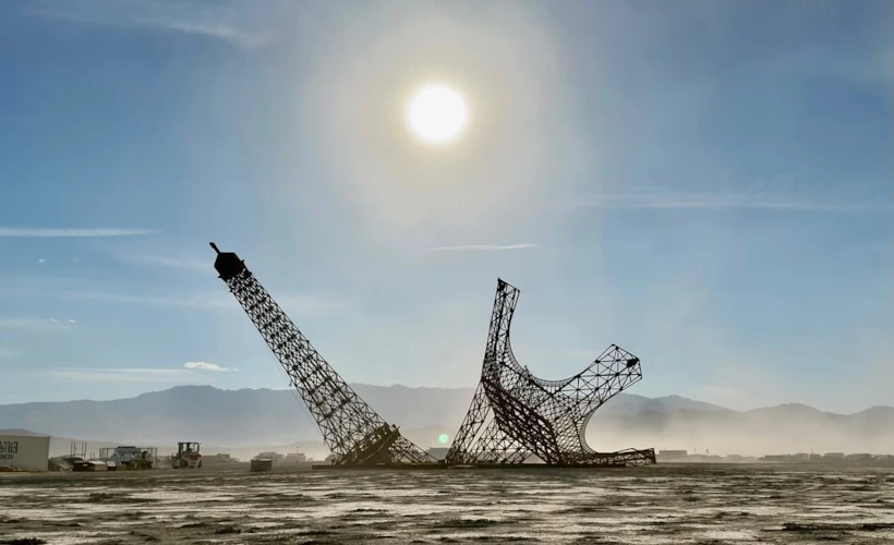 “Eiffela Broken Dream”: Burning Man’de İkiye Bölünmüş Eyfel Kulesi